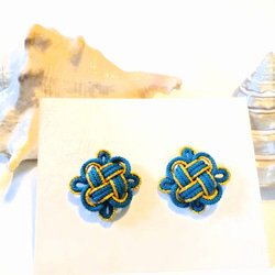 組紐　菊結びイヤリング　ターコイズブルー&シルバー色 5枚目の画像