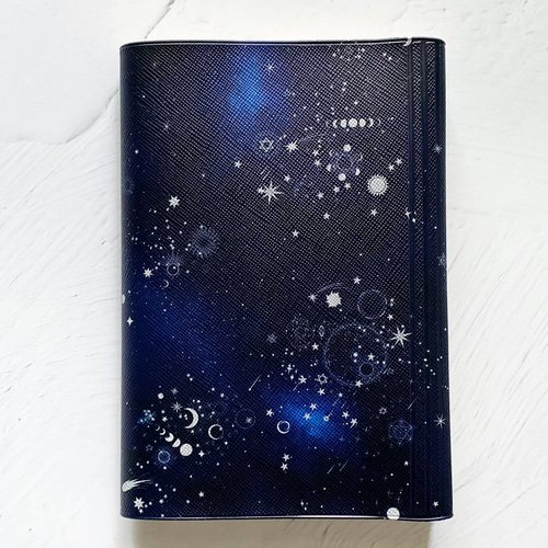 【高額売筋】 銀河の彼方まで広がる、天体総柄 （シルバー ブックカバー 電子書籍リーダー本体
