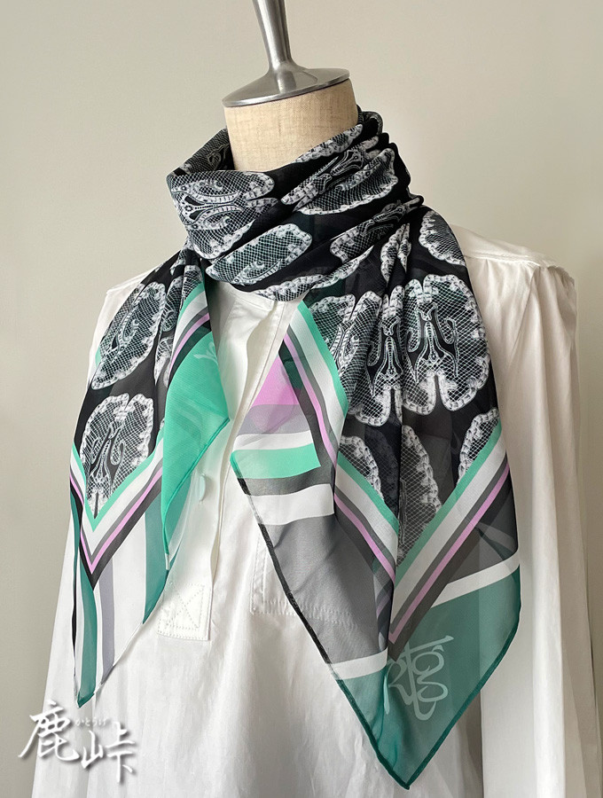 レース模様の様な『脳柄』シフォンスカーフ　サイズ95×95cm(ブラック系)