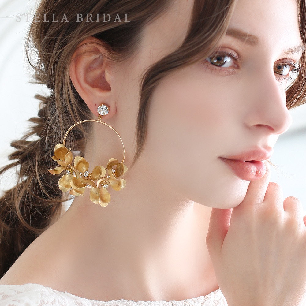 NY製真鍮パーツとスワロフスキーのブライダルピアス&イヤリング Nicoletta - ニコレッタ リースブーケ