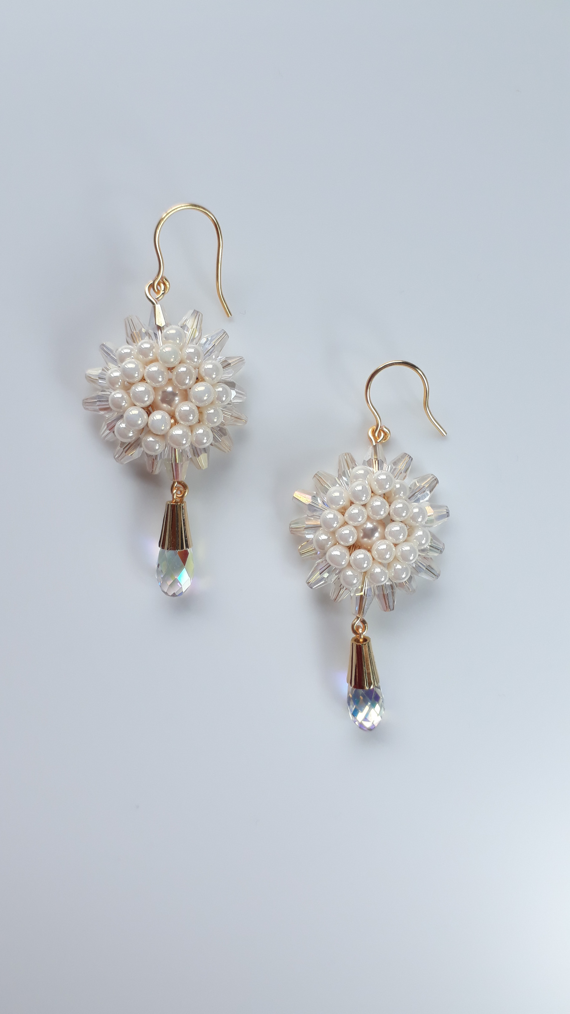 白いクリスタルの花びらのビーズのイヤリングアクセサリー / 6.00 cm