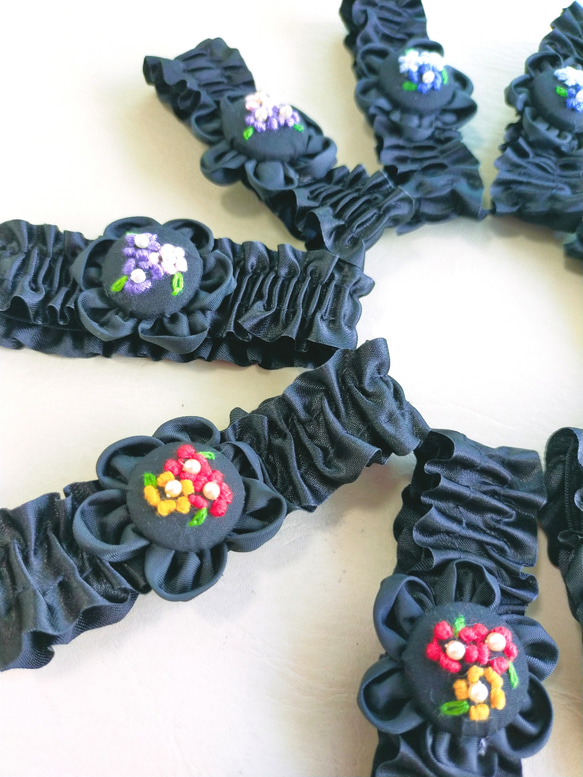 ぷっくり可愛い刺繍花✨アームバンド（一点物　敬老の日　おしゃれアイテム　上品　華やか　くるみボタン　アームカバー　袖） 8枚目の画像