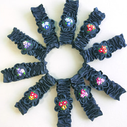 ぷっくり可愛い刺繍花✨アームバンド（一点物　敬老の日　おしゃれアイテム　上品　華やか　くるみボタン　アームカバー　袖） 4枚目の画像