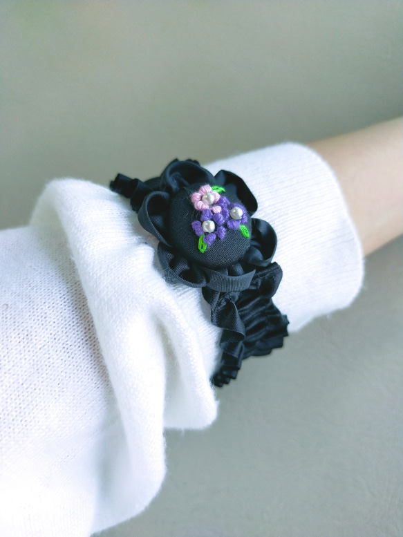 ぷっくり可愛い刺繍花✨アームバンド（一点物　敬老の日　おしゃれアイテム　上品　華やか　くるみボタン　アームカバー　袖） 9枚目の画像