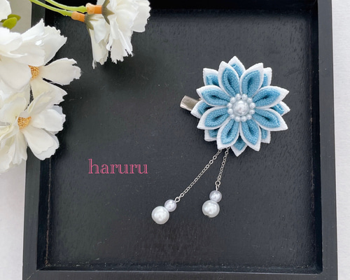 つまみ細工のアクセサリー【白×水色】ブローチ チャーム 帯留 髪飾り