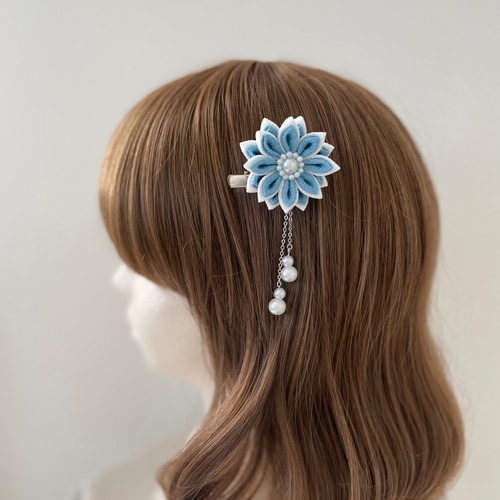 つまみ細工のアクセサリー【白×水色】ブローチ チャーム 帯留 髪飾り