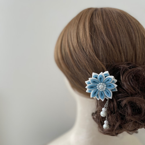 つまみ細工のアクセサリー【白×水色】ブローチ チャーム 帯留 髪飾り