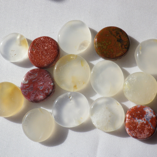 津軽錦石(つがるにしきいし)の ひょう の置物です。工芸品