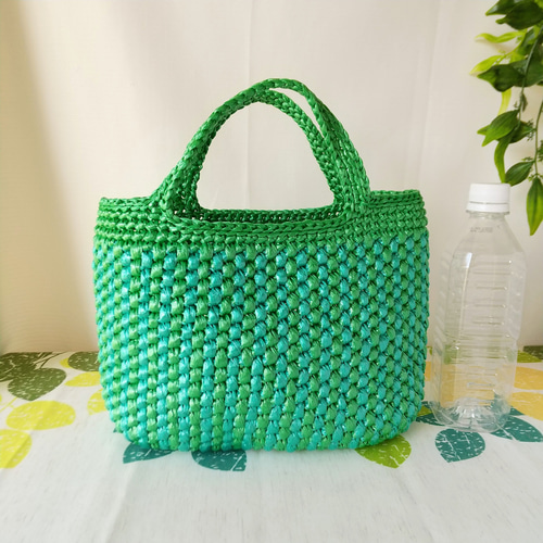 手作り　カゴバッグ　ハンドメイド　かずら編み　楕円 受注制作】軽い手編みのかごバッグ 楕円底 光沢 黒×白 ビニール