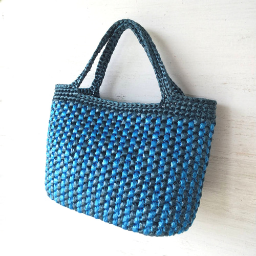 軽い手編みのカゴバック 楕円底 和風 スズランテープ ネイビー×ブルー