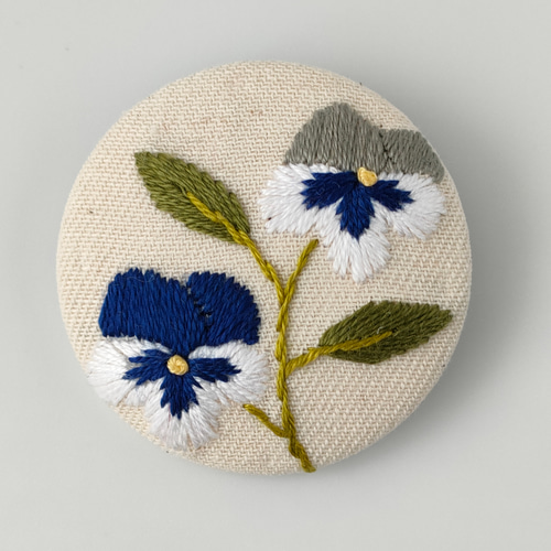 シックなビオラ、パンジーの刺繍ブローチor刺繍ヘアゴム ネイビー