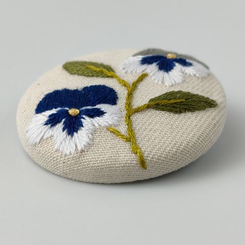 シックなビオラ、パンジーの刺繍ブローチor刺繍ヘアゴム ネイビー