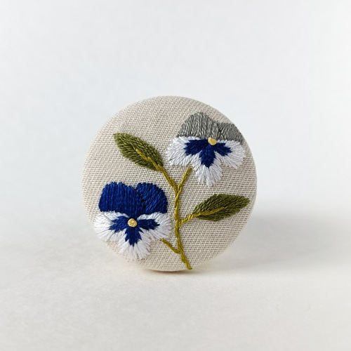 シックなビオラ、パンジーの刺繍ブローチor刺繍ヘアゴム ネイビー