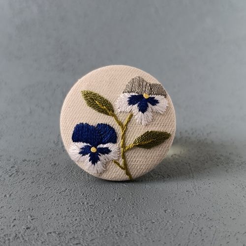 シックなビオラ、パンジーの刺繍ブローチor刺繍ヘアゴム ネイビー