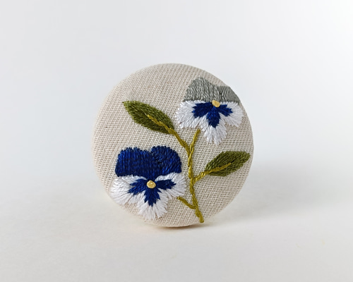 【専用】ハンドメイド　刺繍ブローチ　ヘアゴム ハンドメイド☺︎刺繍☺︎ヘアゴム.ブローチ.マグネット019 - メルカリ