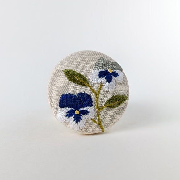 シックなビオラ、パンジーの刺繍ブローチor刺繍ヘアゴム ネイビー