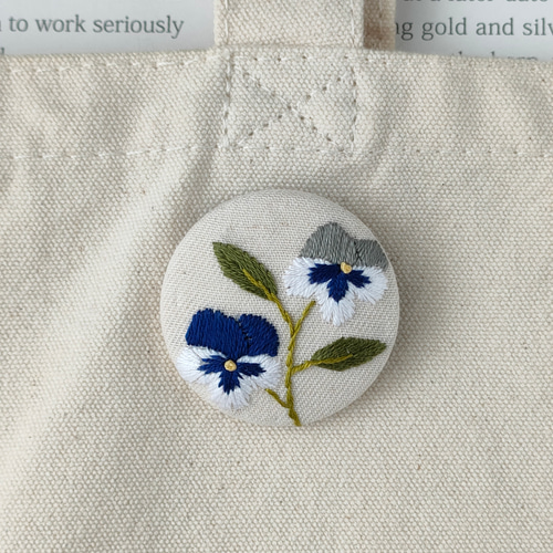 シックなビオラ、パンジーの刺繍ブローチor刺繍ヘアゴム ネイビー