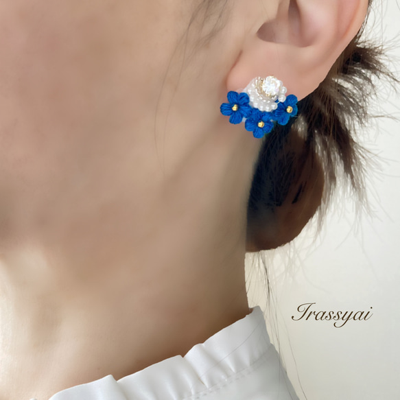 【魅惑の青】お耳に寄り添うロイヤルブルー☆手編みのぷっくりお花と煌めくクリスタル　ピアス　イヤリング 8枚目の画像