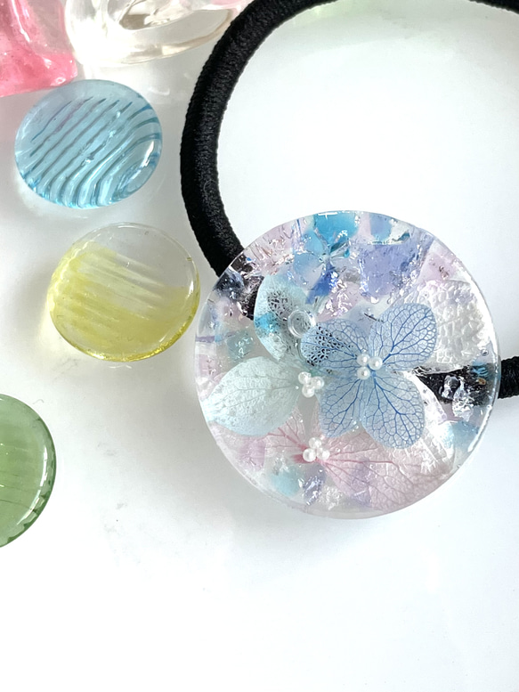 【受注制作】雨の中の紫陽花　沖縄からの贈り物　琉球ガラス入り　ヘアゴム／ポニーフック／ブローチ 5枚目の画像