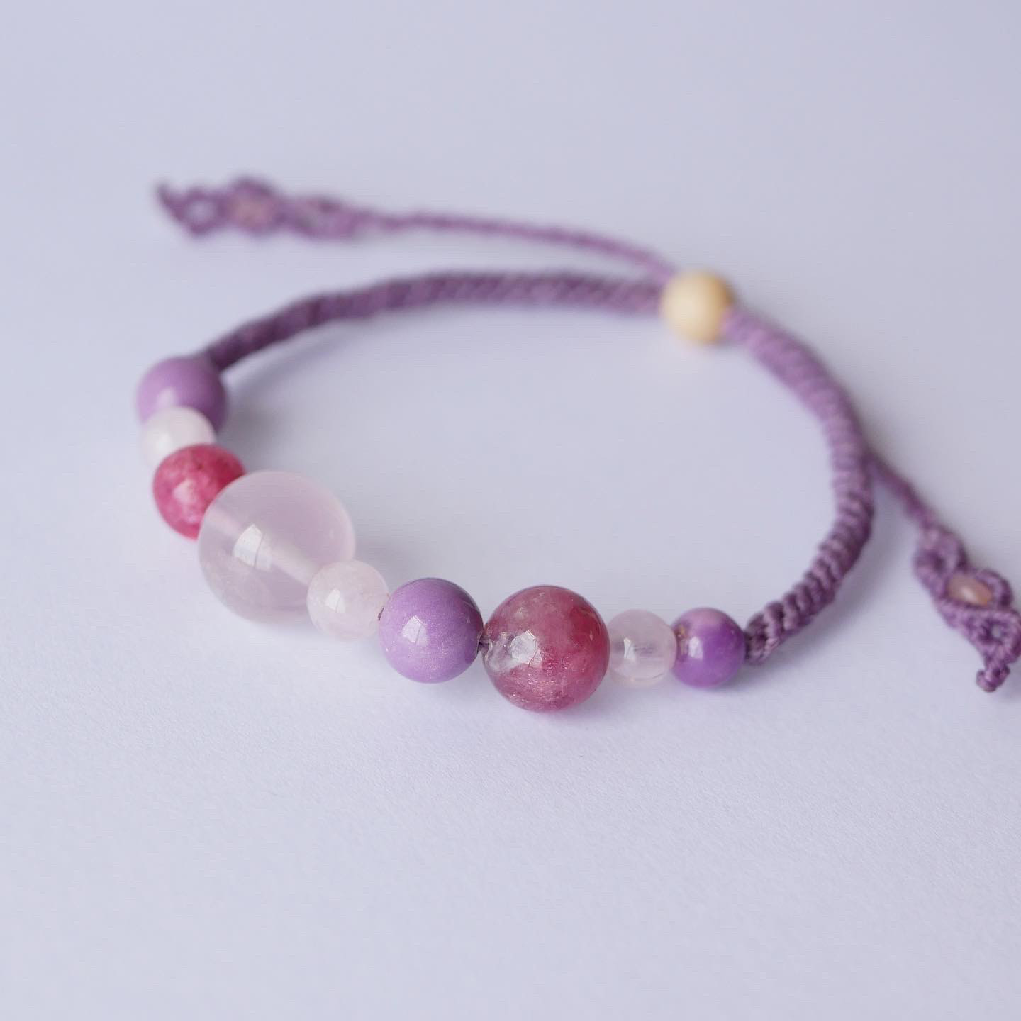 天然石⭐︎ラベンダーカラーのマクラメ編みブレスレット