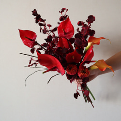 オンシジュームやアンスリウムなどおしゃれ花材を細かく束ねたモダンブーケ ウェディングブーケ 1枚目の画像