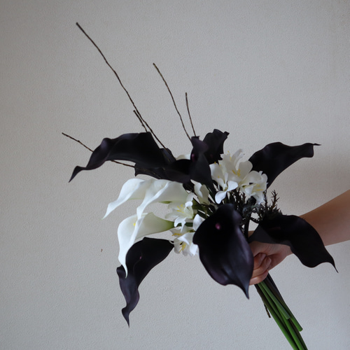 黒&白カラーリリィと枝物の大人花嫁ブーケ♡ アーティフィシャル