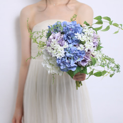 紫陽花とレースフラワーのブーケ〜natural taste wedding dress〜 2枚目の画像