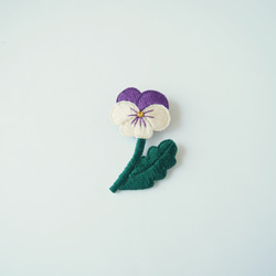 ［受注制作］ビオラ一輪の刺繍ブローチ（violet） 1枚目の画像