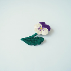 ［受注制作］ビオラ一輪の刺繍ブローチ（violet） 2枚目の画像