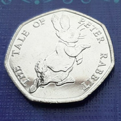 20個！ イギリス コイン ビアトリクス・ポター ピーターラビット 8g 27mm 英国 50ペンス エリザベス女王 1枚目の画像