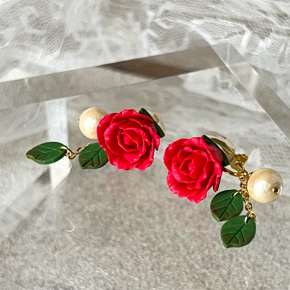 薔薇好きさんへ贈るクリップイヤリング｜赤い薔薇｜金属アレルギー対応 1枚目の画像