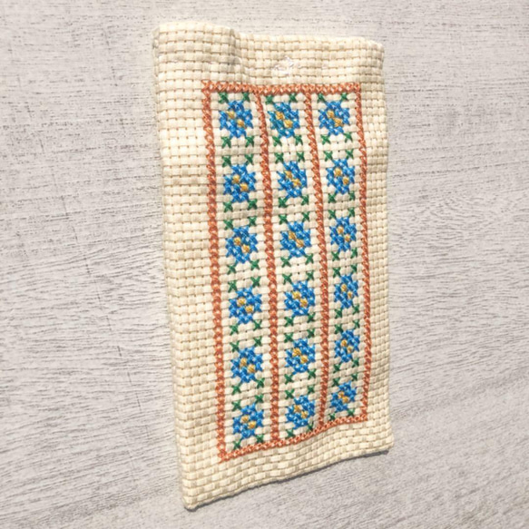 クロスステッチ手縫い刺繍小花柄ポーチ　眼鏡ケース　ペンケース 3枚目の画像