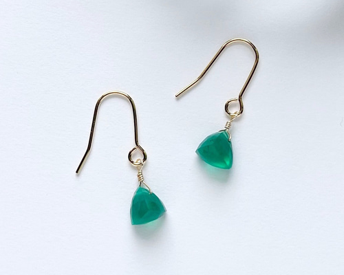 グリーンオニキス水晶トリプレットフリルカービングのピアスチャーム