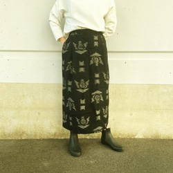 着物リメイクスカート　黒地絣ウエストゴム 2枚目の画像