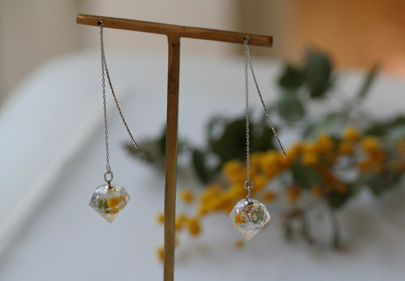 黄色いミモザと銀箔のダイヤモンド型ネックレス　 4枚目の画像