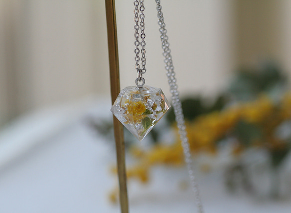 黄色いミモザと銀箔のダイヤモンド型アメリカンピアス(イヤリング、日本製ノンホールピアス可) 3枚目の画像