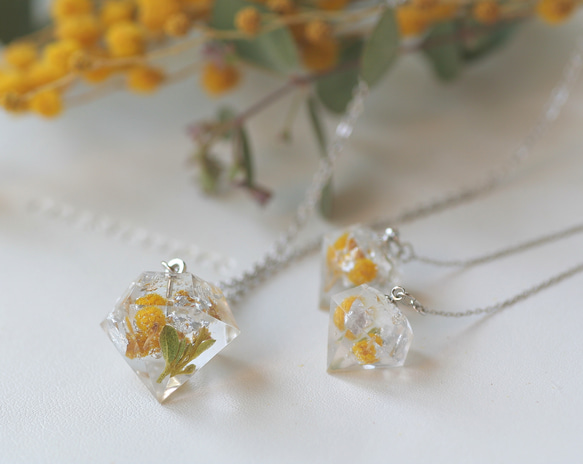 黄色いミモザと銀箔のダイヤモンド型アメリカンピアス(イヤリング、日本製ノンホールピアス可) 5枚目の画像