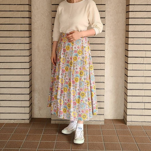 フラワープリントの前タック、後ろゴムギャザーのスカート(スカート丈