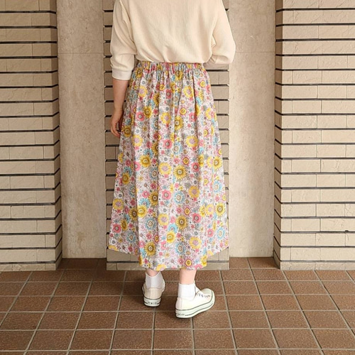 フラワープリントの前タック、後ろゴムギャザーのスカート