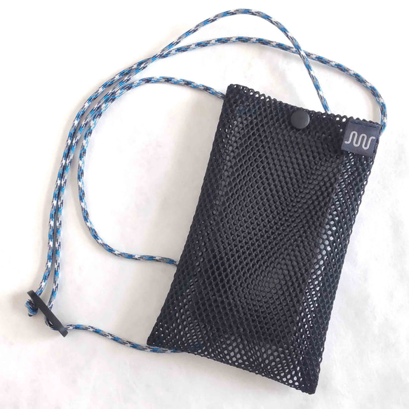 「コードカラー：ブルーカモ」スマホポシェット　スマホポーチ　サコッシュ　ナイロンメッシュ　ミニショルダーバッグ　ブラック 1枚目の画像