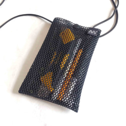 「コードカラー：ブルーカモ」スマホポシェット　スマホポーチ　サコッシュ　ナイロンメッシュ　ミニショルダーバッグ　ブラック 3枚目の画像