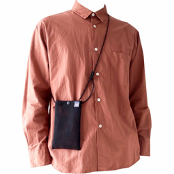 「コードカラー：ブルーカモ」スマホポシェット　スマホポーチ　サコッシュ　ナイロンメッシュ　ミニショルダーバッグ　ブラック 4枚目の画像