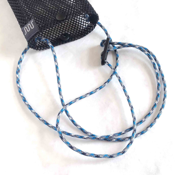 「コードカラー：ブルーカモ」スマホポシェット　スマホポーチ　サコッシュ　ナイロンメッシュ　ミニショルダーバッグ　ブラック 2枚目の画像