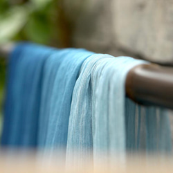 藍染シルクシフォンひだスカーフ草木染スカーフ植物染色ストール天然染色スカーフ 8枚目の画像