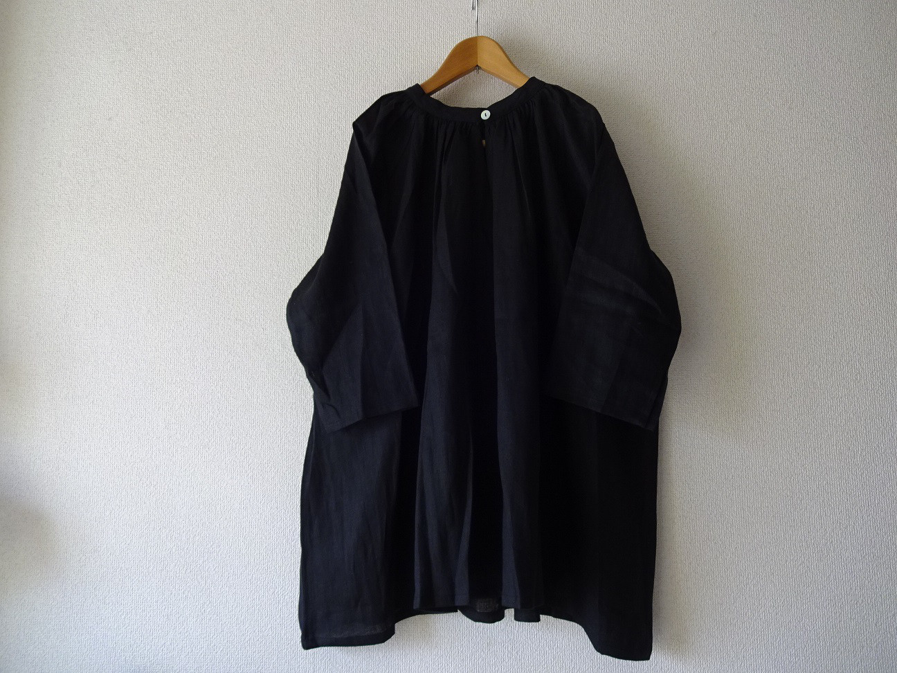 en-en・リネン・たっぷりギャザープルオーバー・黒