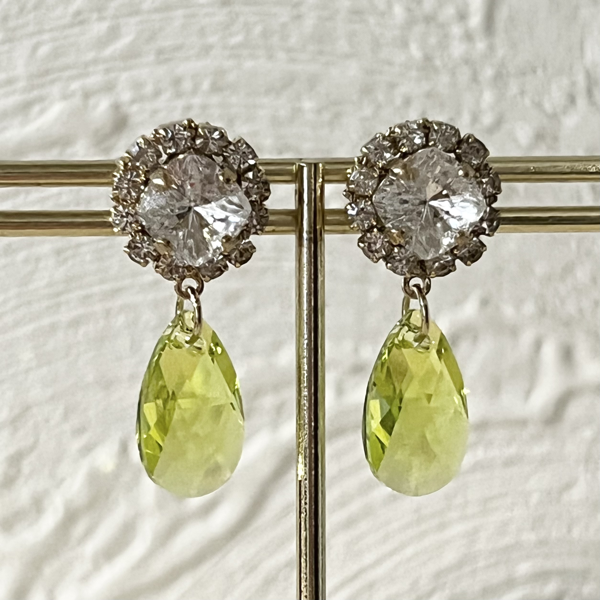 シトラスグリーンのクリスタルが揺れるイヤリング　（シトラスグリーン・放射状クリスタル・ゴールド）　バレエ