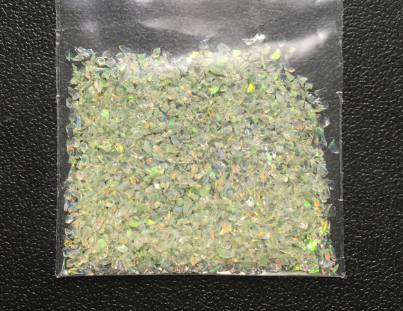 《合成オパール》(フローレスオパール) 原石 グリーン/マルチ斑 1.4ｇ ㉓ 1枚目の画像