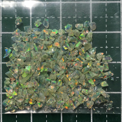 《合成オパール》(フローレスオパール) 原石 グリーン/マルチ斑 1.4ｇ ⑰ 2枚目の画像