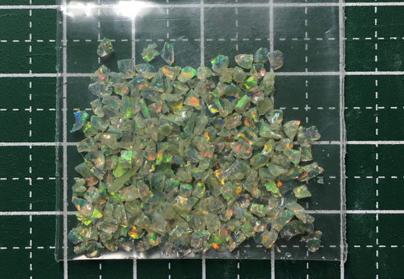 《合成オパール》(フローレスオパール) 原石 グリーン/マルチ斑 1.4ｇ ⑰ 2枚目の画像