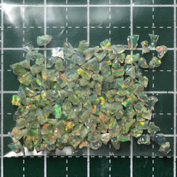 《合成オパール》(フローレスオパール) 原石 グリーン/マルチ斑 1.4ｇ ⑮ 2枚目の画像